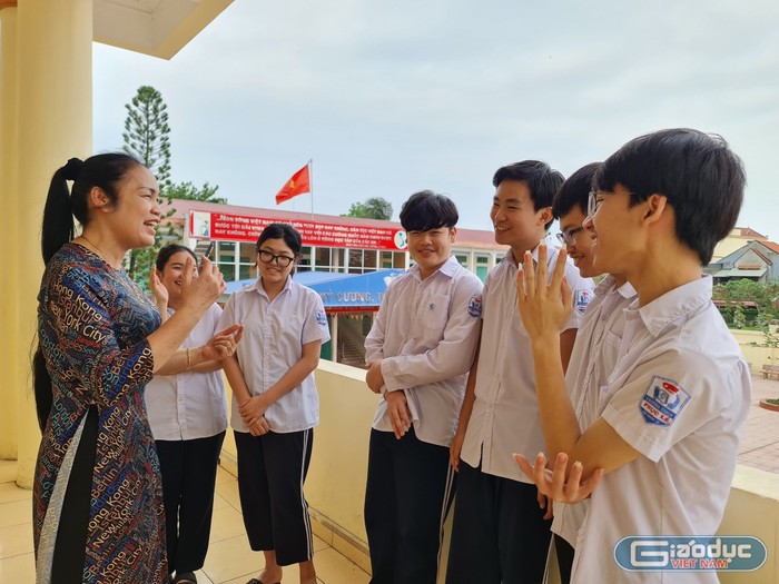 Cô giáo Nguyễn Thị Hạnh cùng các em học sinh trong đội tuyển học sinh giỏi của Trường Trung học cơ sở Phục Lễ (Ảnh: Lã Tiến)