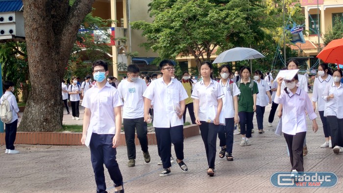 Các thí sinh hoàn thành bài thi môn tiếng Anh điều kiện tại Hội đồng thi Trung học phổ thông Lê Quý Đôn (Ảnh: LT)