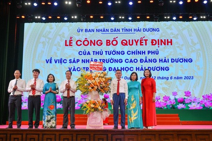 Bộ trưởng Nguyễn Kim Sơn trao Quyết định và chúc mừng Trường Đại học Hải Dương (Ảnh: CTV)