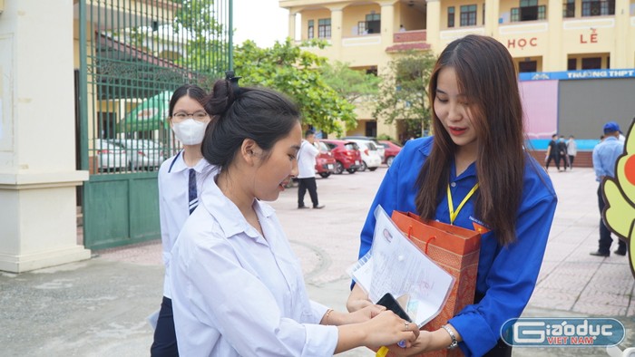 Lực lượng sinh viên tình nguyện tặng quà cho thí sinh tại điểm thi trung học phổ thông Kiến An (Ảnh: Lã Tiến)