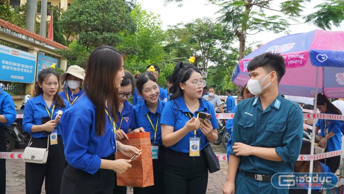 Nguyễn Văn Hiếu (sinh năm 2003) hiện đang là bộ đội tại Tiểu đoàn căn cứ Sân bay Kiến An cho biết, em thi tốt nghiệp để xét tuyển vào đại học (Ảnh: Lã Tiến)