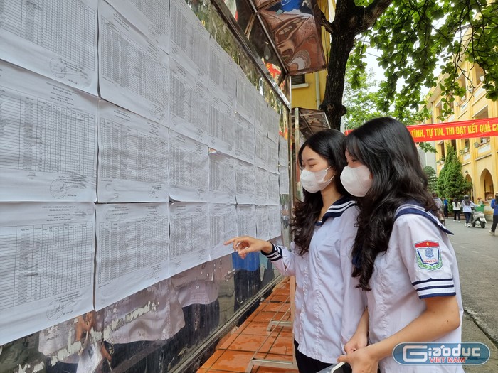 Các thí sinh xem lại số báo danh, phòng thi tại điểm thi Trường Trung học phổ thôngThái Phiên (Ảnh: Lã Tiến)