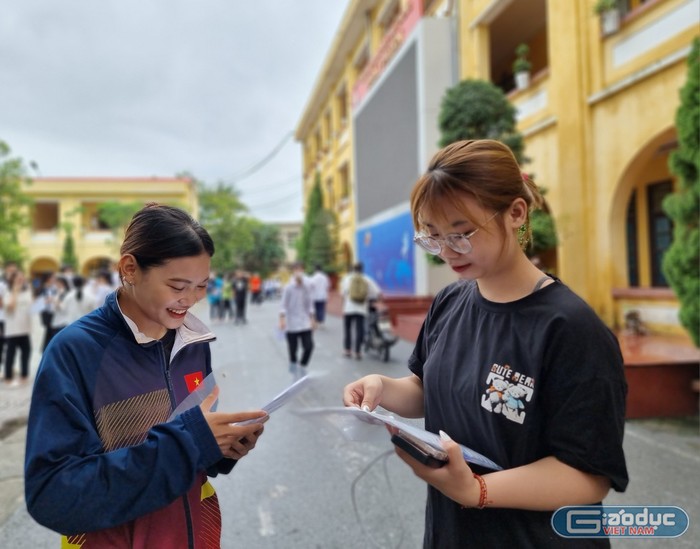 Nguyễn Phương Ngân và Lê Vũ Hạ Vi (thí sinh là vận động viên tại Trung tâm đào tạo vận động viên - Sở Văn hoá và thể thao Hải Phòng) (Ảnh: Lã Tiến)