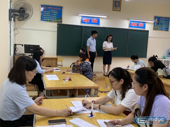 Phụ huynh đến làm thủ tục tuyển sinh tại Trường Tiểu học Chu Văn An (Ảnh: LT)