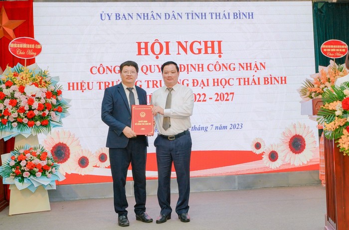 Lãnh đạo tình Thái Bình kỳ vọng tân hiệu trưởng Trường Đại học Thái Bình sẽ tiếp tục phát huy những kết quả đạt được, hoàn thành xuất sắc các nhiệm vụ được giao (Ảnh: NTCC)