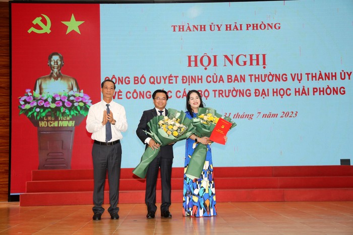 Ông Đỗ Mạnh Hiến - Phó bí thư Thường trực Thành ủy Hải Phòng trao quyết định và tặng hoa chúc mừng bà Nguyễn Thị Hiên, ông Bùi Xuân Hải (Ảnh: LT)