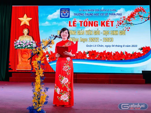 Cô giáo Lê Thị Minh Tâm – Hiệu trưởng Trường Trung học cơ sở Trần Phú báo cáo những thành tích nhà trường đạt được năm học vừa qua (Ảnh: MT)