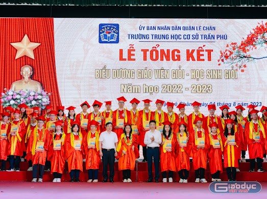 Trường Trung học cơ sở Trần Phú biểu dương các em học sinh đạt thành tích cao trong năm học 2022-2023 (Ảnh: MT)