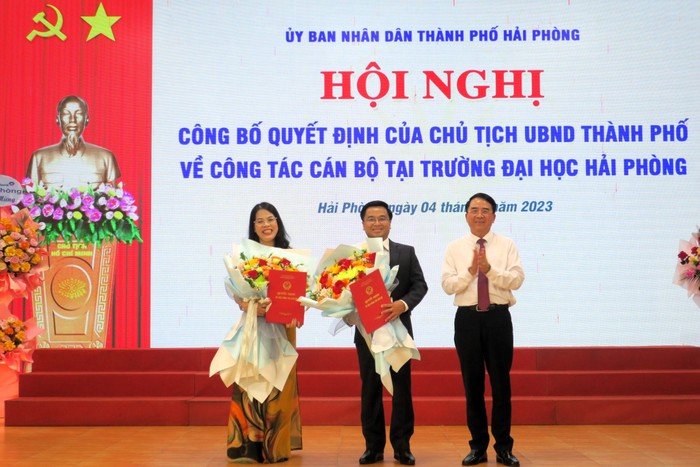 Ông Lê Khắc Nam - Phó Chủ tịch Uỷ ban nhân dân thành phố Hải Phòng trao Quyết định cho các lãnh đạo Trường Đại học Hải Phòng (Ảnh: ĐT)