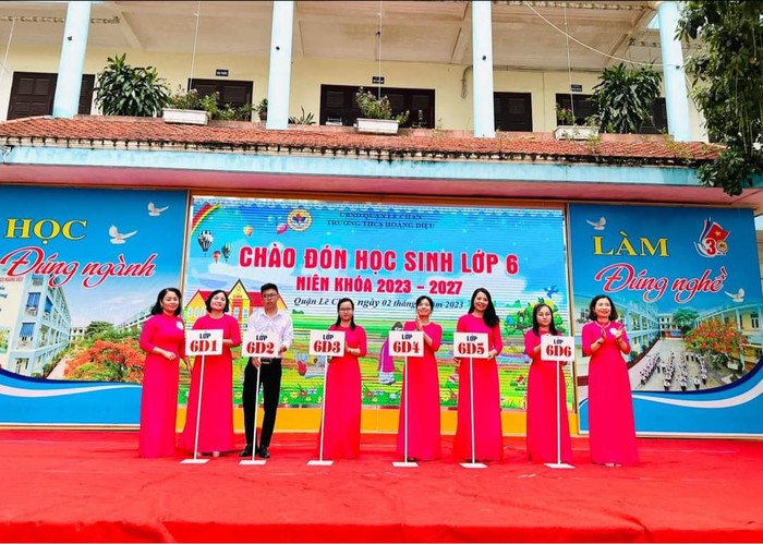 Trường Trung học cơ sở Hoàng Diệu đón học sinh khối 6 và giới thiệu các cô giáo chủ nhiệm (Ảnh: Phụ huynh cung cấp)