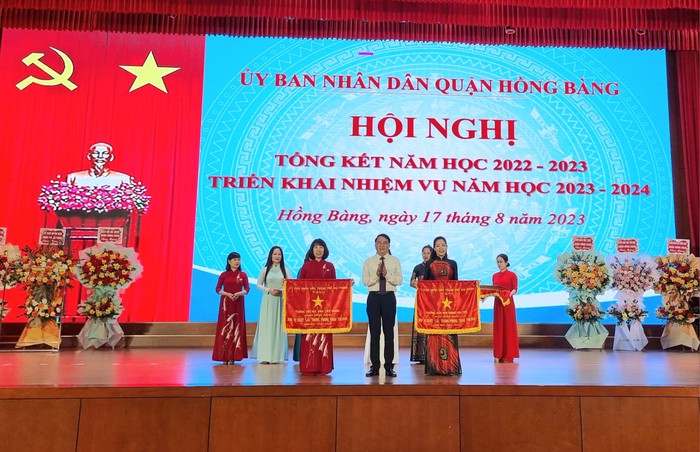 Ông Lê Khắc Nam - Phó chủ tịch Ủy ban nhân dân thành phố Hải Phòng trao Cờ thi đua xuất sắc của Ủy ban nhân dân thành phố tặng 2 tập thể (Ảnh: Lã Tiến)