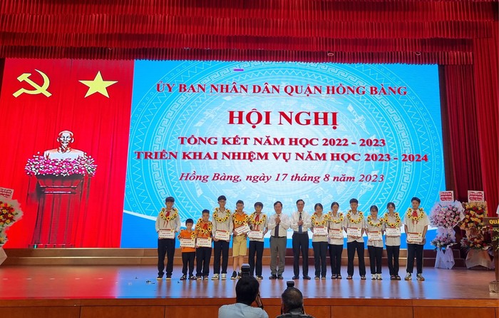 Lãnh đạo quận Hồng Bàng biểu dương học sinh đạt giải quốc gia và thủ khoa kỳ thi tuyển sinh vào lớp 10 (Ảnh: Lã Tiến)