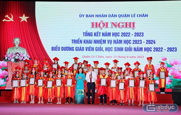 Biểu dương học sinh giỏi năm học 2022-2023 (Ảnh: LT)