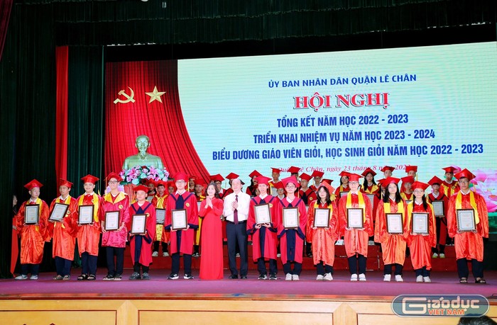 Biểu dương học sinh giỏi năm học 2022-2023 (Ảnh: LT)