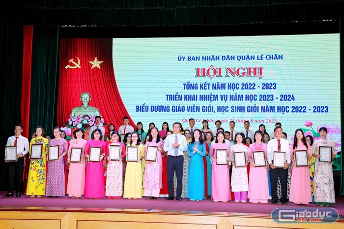 Lãnh đạo Sở Giáo dục và đào tạo Hải Phòng, lãnh đạo quận Lê Chân tặng bằng khen cho các tập thể, cá nhân (Ảnh: LT)