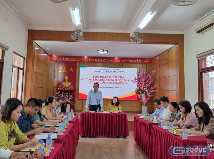 Giám đốc Sở Giáo dục và Đào tạo Hải Phòng kiểm tra tại Trường Tiểu học Lê Hồng Phong (Ảnh: Lã Tiến)