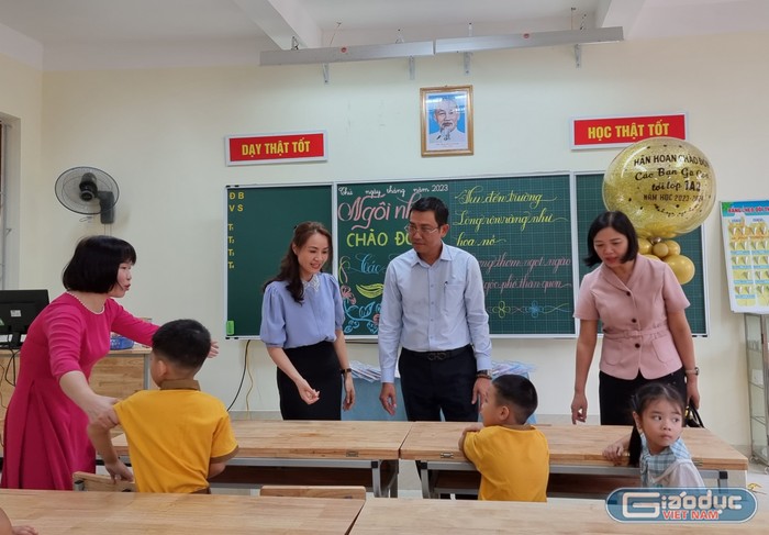 Đoàn kiểm tra của Sở Giáo dục và Đào tạo kiểm tra việc chuẩn bị năm học mới tại Trường Tiểu học Lê Hồng Phong (Ảnh: Lã Tiến)