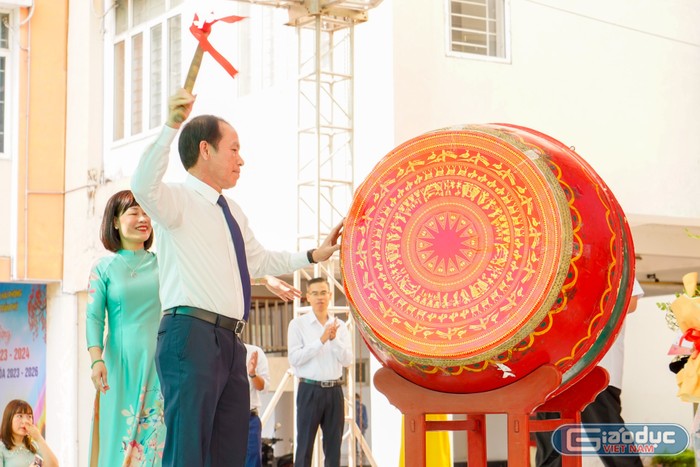 Ông Lê Tiến Châu - Bí thư Thành uỷ Hải Phòng đánh trống khai giảng tại Trường Trung học phổ thông chuyên Trần Phú (Ảnh: LT)