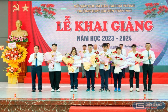 Ông Lê Tiến Châu - Bí thư Thành uỷ Hải Phòng, ông Bùi Văn Kiệm - Giám đốc Sở Giáo dục và Đào tạo trao thưởng cho học sinh đạt thành tích cao trong học tập (Ảnh: LT)