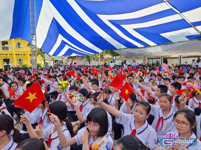 Học sinh Trường Trung học cơ sở Đà Nẵng (quận Ngô Quyền) khai giảng năm học mới (Ảnh: LT)