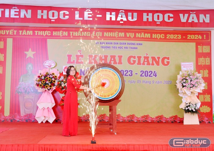 Cô giáo Vũ Thị Kim Vân - Hiệu trưởng Trường Tiểu học Hải Thành (quận Dương Kinh) đánh trống khai giảng năm học mới (Ảnh: LT)