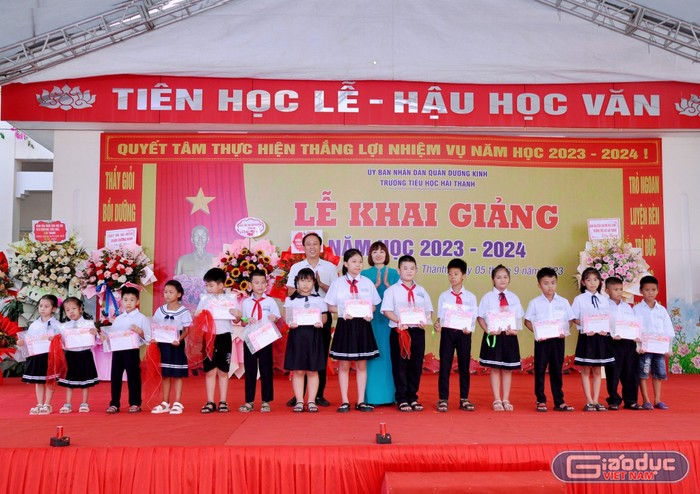 Ban đại diện cha mẹ học sinh nhà trường trao quà cho học sinh có hoàn cảnh khó khăn vươn lên trong học tập (Ảnh: LT)