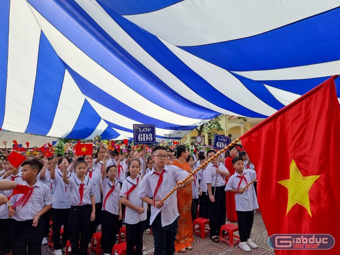 Học sinh Trường Trung học cơ sở Đà Nẵng (quận Ngô Quyền) khai giảng năm học mới (Ảnh: LT)