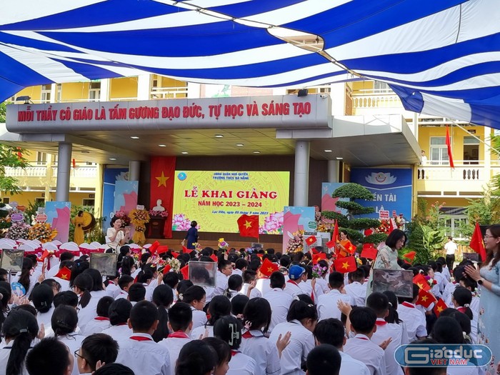 Học sinh Trường Trung học cơ sở Đà Nẵng (quận Ngô Quyền) khai giảng năm học mới (Ảnh: LT)