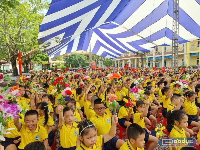 Học sinh Trường Tiểu học Thái Phiên (quận Ngô Quyền) hân hoan chào đón năm học mới 2023-2024 (Ảnh: LT)