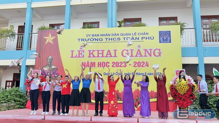 Trong lễ khai giảng của Trường THCS Trần Phú, các đại biểu cùng thầy cô giáo nhà trường đã thả chim bồ câu - biểu tượng của hoà bình, của sự thành công và bảo vệ môi trường - để đem những ước mơ, khát vọng của thầy và trò nhà trường bay cao, bay xa (Ảnh: MT)