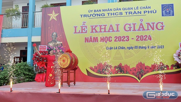 Cô giáo Lê Thị Minh Tâm - Hiệu trưởng Trường Trung học cơ sở Trần Phú đánh trống khai giảng năm học mới (Ảnh: MT)