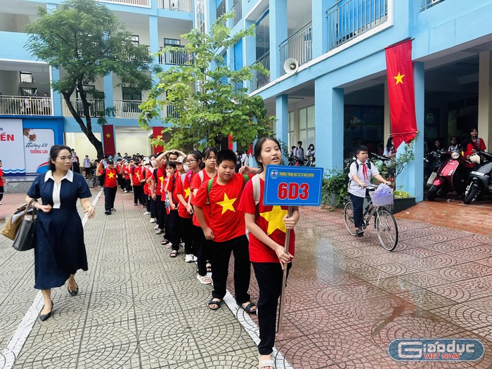 Sau giờ học, các em học sinh xếp thành hàng dài để đi bộ ra khu vực phụ huynh chờ đón (Ảnh: LT)