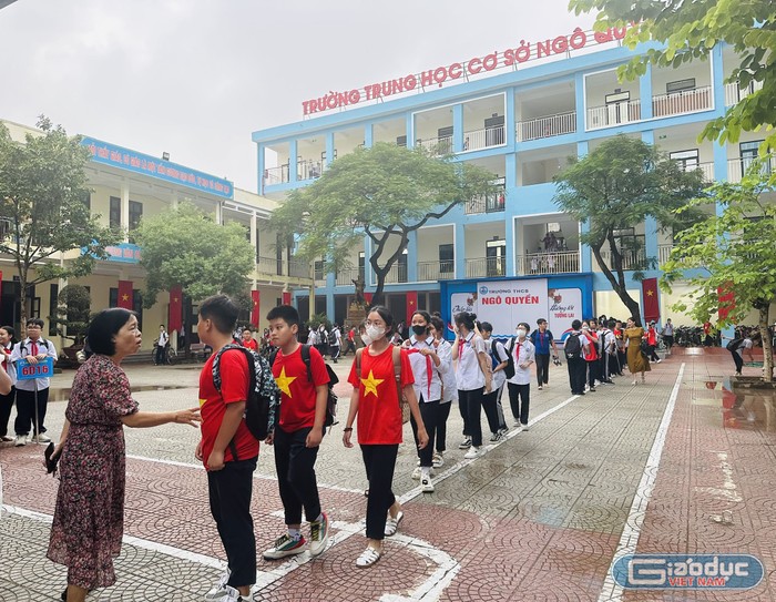 Lãnh đạo nhà trường trực tiếp dặn dò học sinh chấp hành các quy định về an toàn giao thông (Ảnh: LT)