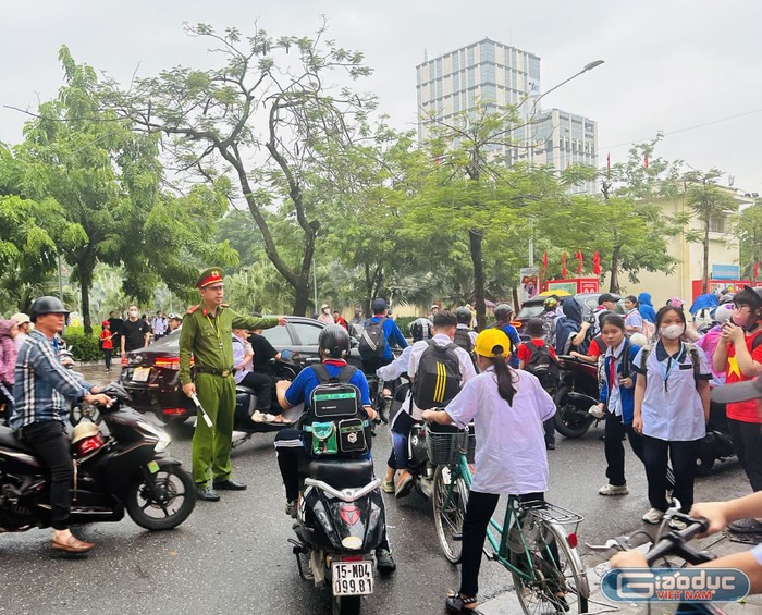 Trường Trung học cơ sở Ngô Quyền còn nhận được sự phối hợp của lực lượng công an tham gia điều tiết giao thông (Ảnh: LT)