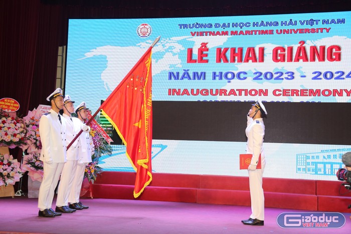 Đội danh dự sinh viên Khoá 64 tuyên thệ nhận nhiệm vụ tại lễ khai giảng năm học 2023-2024 (Ảnh: LT)