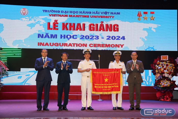 Trường Đại học Hàng hải Việt Nam đón nhận cờ thi đua Chính phủ (Ảnh: LT)