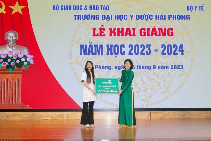 Đại diện ngân hàng Vietcombank trao học bổng cho sinh viên nhà trường (Ảnh: TT)