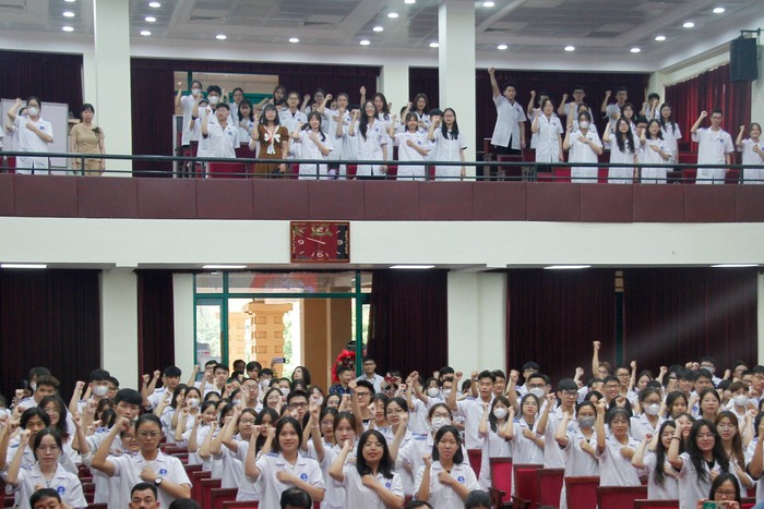 Các tân sinh viên tuyên thệ trong lễ khai giảng (Ảnh: TT)