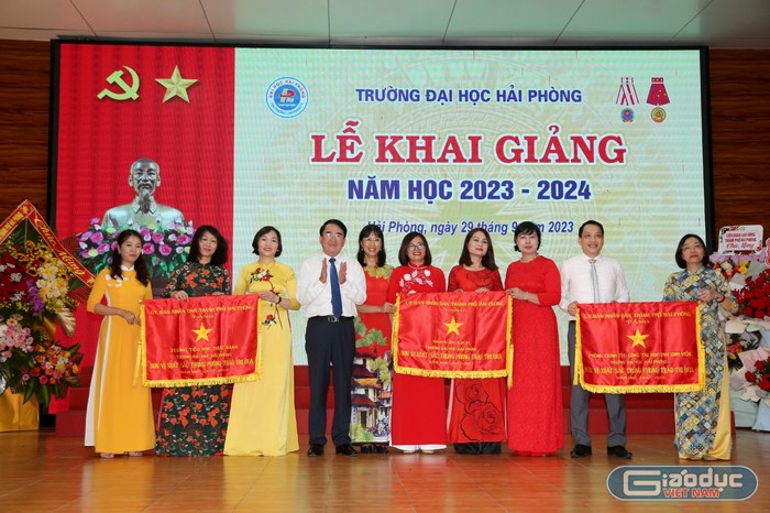 Ông Lê Khắc Nam - Phó chủ tịch Uỷ ban nhân dân thành phố Hải Phòng trao cờ thi đua tặng các tập thể (Ảnh: LT)