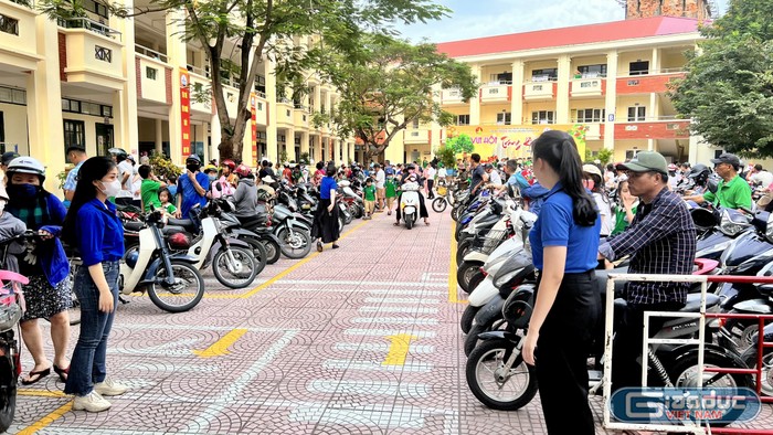 Chi đoàn giáo viên tích cực vào cuộc thực hiện bảo đảm an toàn giao thông cho phụ huynh học sinh (Ảnh: LH)