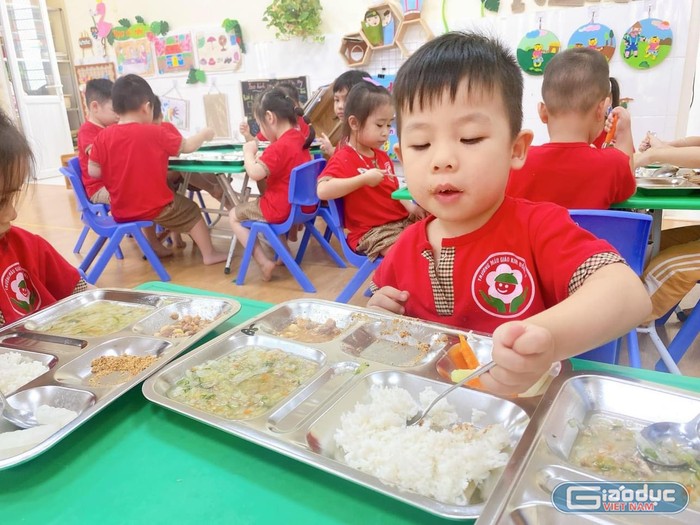 Bữa ăn của học sinh luôn bảo đảm dinh dưỡng, an toàn vệ sinh thực phẩm. Học sinh hào hứng ăn hết khay thức ăn của mình. (Ảnh: LT)