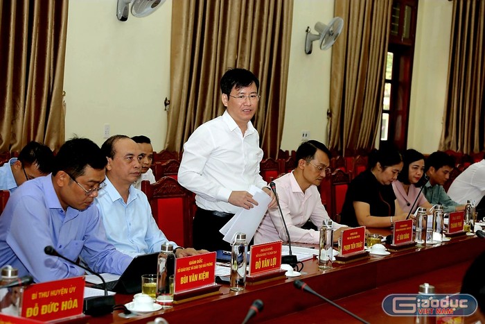 Ông Phạm Tiến Thuật - Phó chủ tịch Uỷ ban nhân dân huyện Kiến Thuỵ báo cáo việc triển khai Nghị quyết 29 với đoàn công tác (Ảnh: Lã Tiến)
