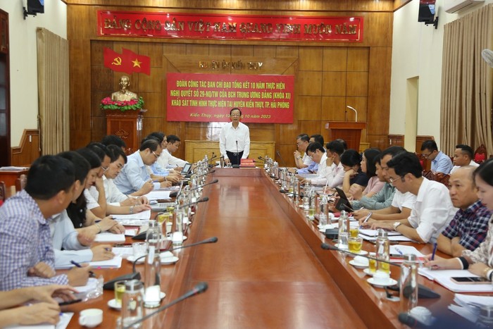 Thứ trưởng Phạm Ngọc Thưởng làm trưởng đoàn, tiến hành khảo sát tình hình triển khai thực hiện Nghị quyết 29-NQ/TW của Ban chấp hành Trung ương Đảng (khoá XI) tại Huyện uỷ Kiến Thuỵ (Hải Phòng) (Ảnh: Lã Tiến)