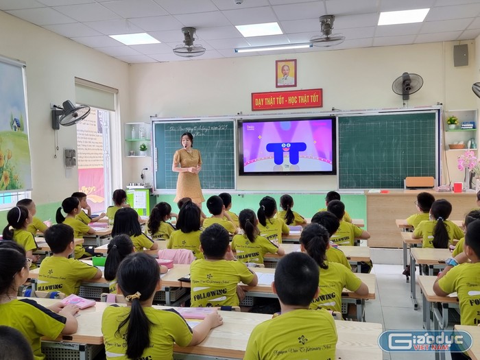 Cô giáo Nguyễn Thuỳ Anh cùng học sinh Trường Tiểu học Nguyễn Văn Tố trong giờ học tiếng Hàn (Ảnh: Lã Tiến)