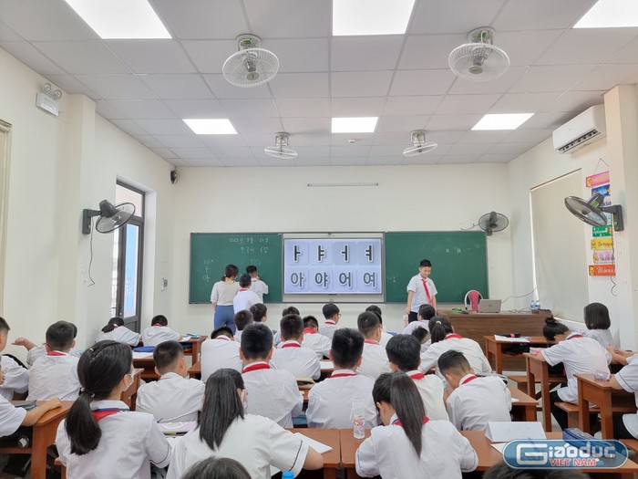 Một tiết học tiếng Hàn Quốc tại Trường Trung học cơ sở Ngô Quyền (Ảnh: Lã Tiến)