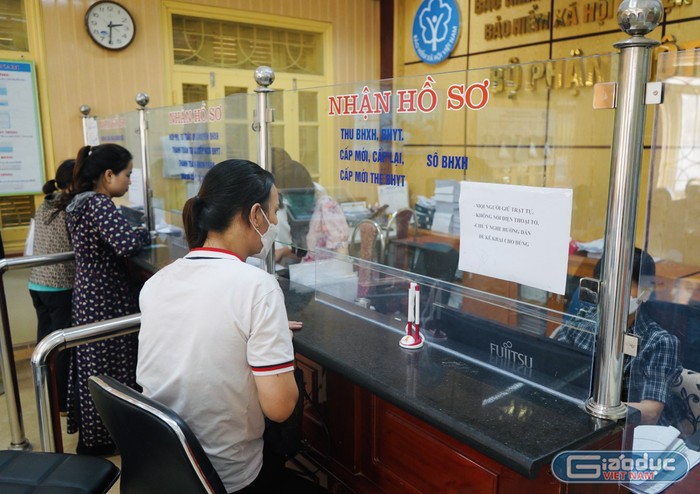 Người lao động đến bộ phận tiếp nhận và trả kết quả thủ tục hành chính tại Bảo hiểm xã hội huyện An Dương (Ảnh: MĐ)