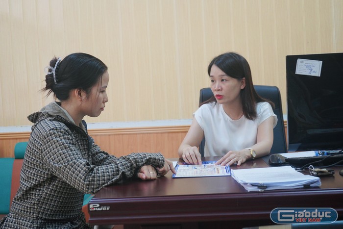 Lãnh đạo BHXH huyện An Dương giải thích về những thòi khi lĩnh BHXH một lần cho người lao động (Ảnh: MĐ)