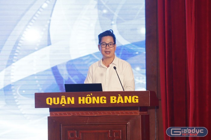 Diễn giả Trần Thành Nam trao đổi cùng các đại biểu các nội dung liên quan đến kĩ năng công dân số (Ảnh: HT)