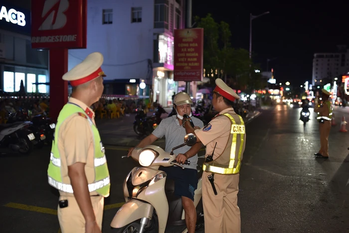 Người điều khiển phương tiện ở Hải Phòng đều cơ bản nghiêm chỉnh chấp hành việc kiểm tra nồng độ cồn (Ảnh: HL)