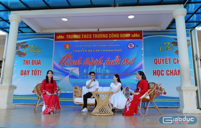 Học sinh nhà trường được giao lưu với 2 khách mời là cựu học sinh (Ảnh: HH)